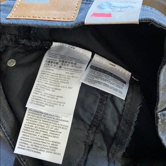 Levi’s mid rise skinny (irregular) - Picture 4 of 5